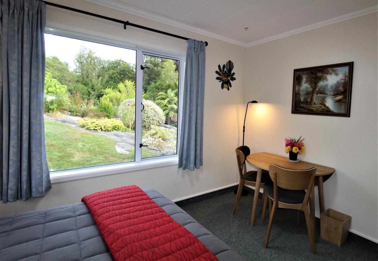 Labyrinth Gardens Guest House Takaka Exterior photo