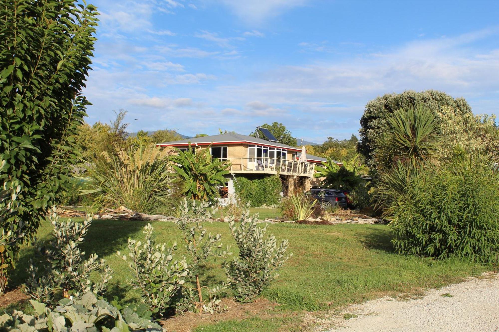 Labyrinth Gardens Guest House Takaka Exterior photo